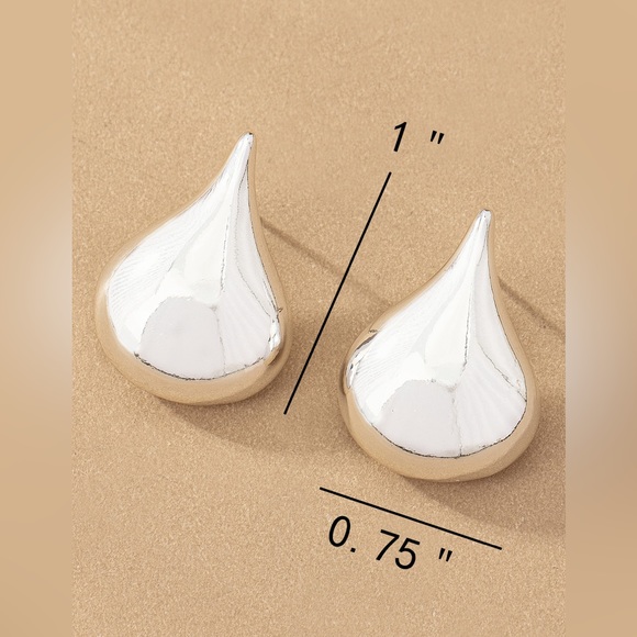 Gold puffy tear drop stud earrings - Picture 4 of 5